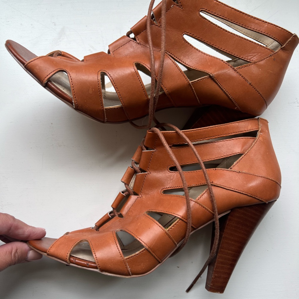 BCBG Generation Lace up heel / brown